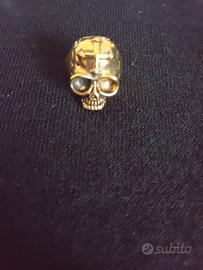 anello metallo dorato Design Teschio con Croce sul