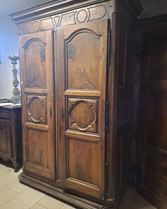Armadio dei primissimi 700 in noce massello