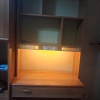 Scrivania in legno massello con luce