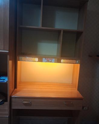 Scrivania in legno massello con luce