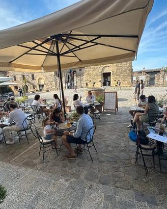 Bistrot avviato in piazza a Monteriggioni