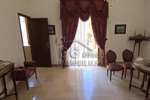 INDIPENDENTE ELEGANTE NEL CORSO SEI APRILE