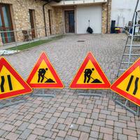 Cartelli stradali lavori in corso strettoia 
