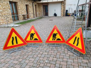 Cartelli stradali lavori in corso strettoia 
