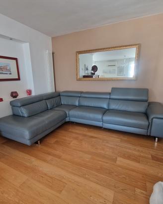 divano angolare in pelle