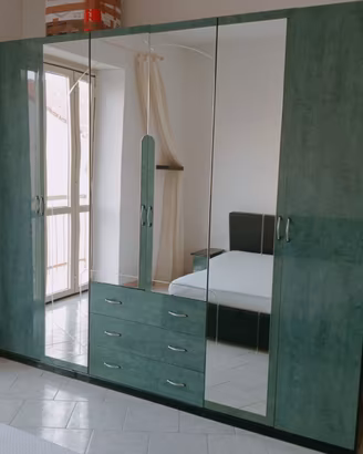 Camera da letto matrimoniale con letto contenitore