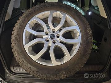 Pneumatici offroad su cerchi per Range Rover Sport