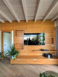 Boiserie, mensole, parete attrezzata e cassettiera