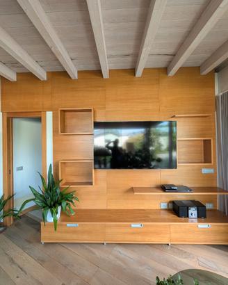 Boiserie, mensole, parete attrezzata e cassettiera