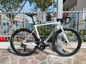 Bicicletta in carbonio con ruote in carbonio 