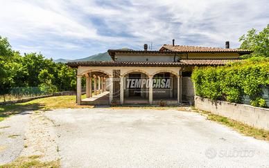 Bifamiliare indipendente da rifinire, con giardino