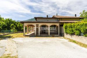 Bifamiliare indipendente da rifinire, con giardino