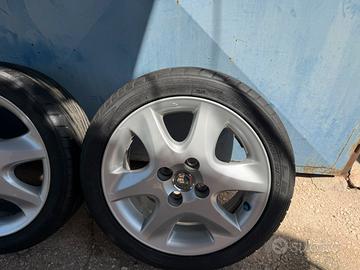 Gomme con cerchi in lega Toyota