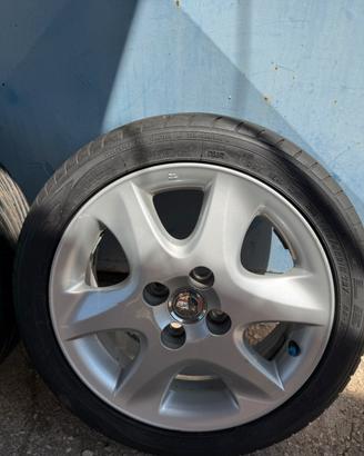 Gomme con cerchi in lega Toyota