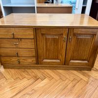 Mobile basso compatto in legno con cassetti e ante