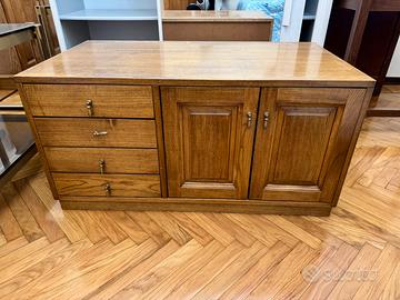 Mobile basso compatto in legno con cassetti e ante