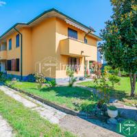 SPLENDIDA VILLA BIFAMILIARE CON GIARDINO SU TRE LA