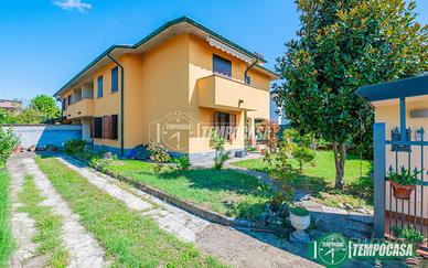 SPLENDIDA VILLA BIFAMILIARE CON GIARDINO SU TRE LA