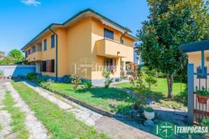 SPLENDIDA VILLA BIFAMILIARE CON GIARDINO SU TRE LA