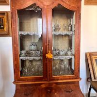 Vetrina in legno intarsiato con 2 cassetti