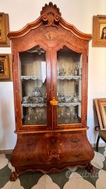 Vetrina in legno intarsiato con 2 cassetti