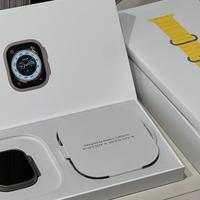 Apple Watch Ultra con Ocean band giallo