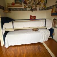 Letti scorrevoli su binari +pedana+mensole