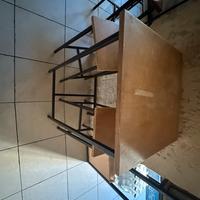 Tavolino alto con due sgabelli