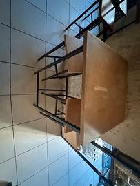 Tavolino alto con due sgabelli