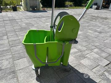 secchio per pulizia
