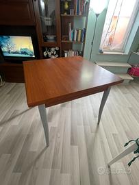 Tavolo allungabile con sedie