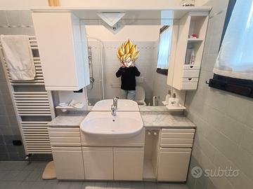 Mobile per bagno con specchio e lavabo