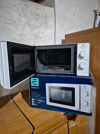 Forno a microonde della Electroline.