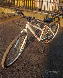 Mountain bike Rockrider in bianco ruote 24 pollici