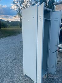 Armadietti spogliatoio sporco e pulito