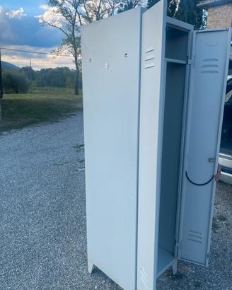 Armadietti spogliatoio sporco e pulito