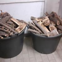 Legna robinia pronta da ardere per fuoco