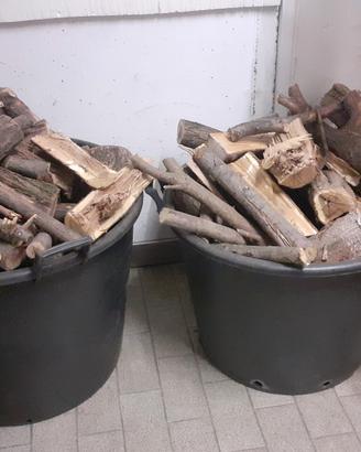 Legna robinia pronta da ardere per fuoco