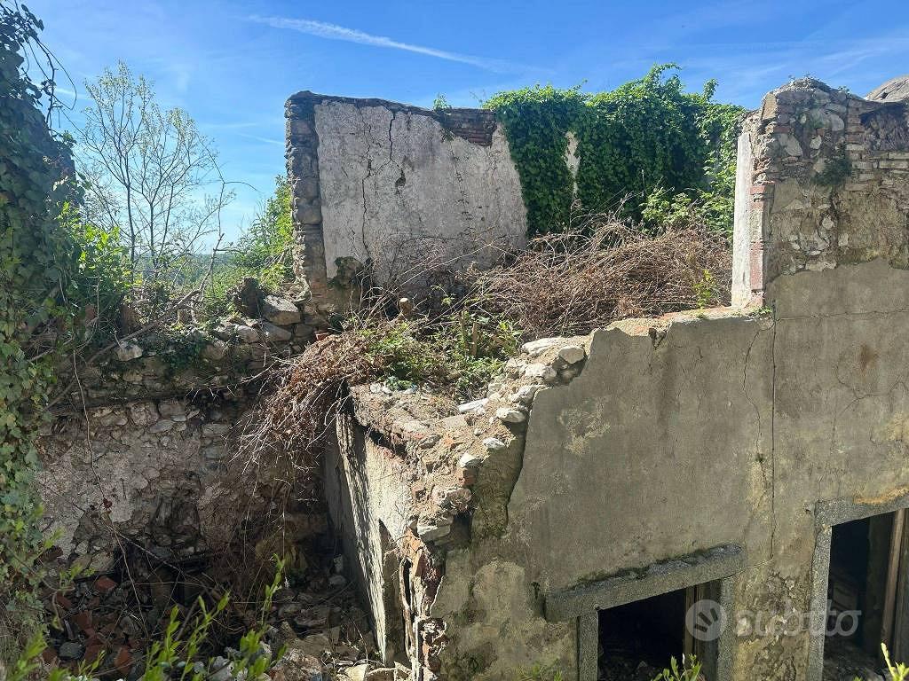 Rustico / Casale di 200 m² con più di 5 locali a C - Vista 3