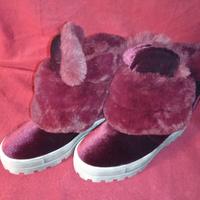 Stivaletti nuovi con pelliccia con rialzo interno