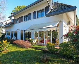 Signorile villa indipendente con ampio giardino