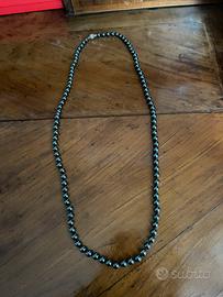 Collana lunga in ematite nera.