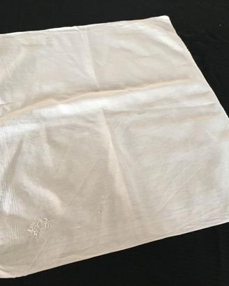 fazzoletto d'epoca ricamato con iniziale E