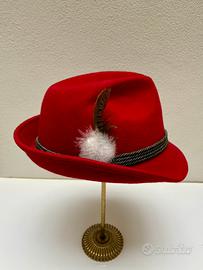 Cappello rosso con piuma
