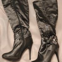 Stivali alti grigio satinato con paillettes efiori