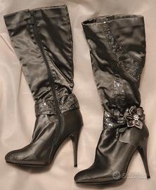 Stivali alti grigio satinato con paillettes efiori