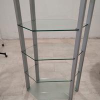 Espositore con ripiani in vetro