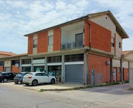Complesso commerciale con cortile e pertinenze