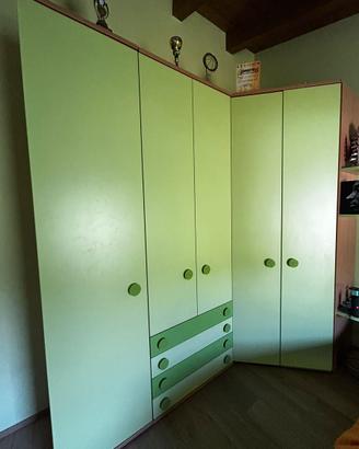 Armadio ad angolo capiente - verde lime e legno ch