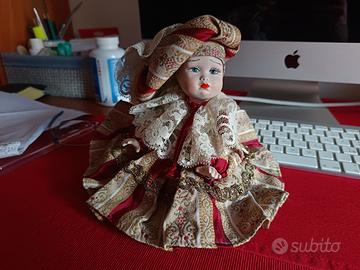Bambola in porcellana da collezione 